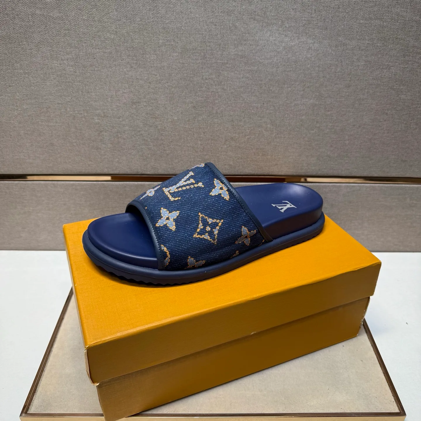 ⬛️Men's shoes 💰p320 [LV～] Men's casual slippers 2025z cabinet sales simultaneously 🔶Size: 38-44 #️⃣ 🔷2 colors🔜The upper is made of multi-material splicing➕Genuine leather lining, comfortable and breathable, sole: original comfortable and wear-resistant outsole, ⚠️Real shot📱Photographed🎬The real thing is better📢📢📢